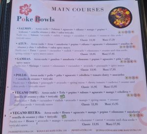 A lot of vegan options (both savoury and sweet) including two customizably vegan poke bowls, a baguette, Tapas and a cake. Owner very nice and welcoming. We tried the heura bowl (p at Ohana Poke & Ice Cream in Mallorca