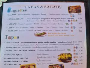 A lot of vegan options (both savoury and sweet) including two customizably vegan poke bowls, a baguette, Tapas and a cake. Owner very nice and welcoming. We tried the heura bowl (p at Ohana Poke & Ice Cream in Mallorca