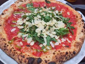 Pizza Cosi Bananas mit Pistazienpesto, Rucola und Mandeln, vegan at Studio Napoli in Augsburg