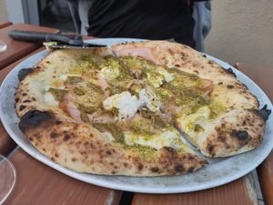 Pizza Bianco mit Ricotta, Pistazienpesto, Mortadella und Pistazien at Studio Napoli in Augsburg