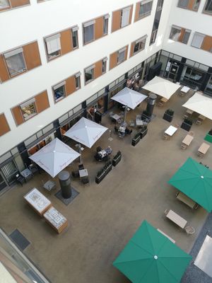 Sitzbereich im Innenhof at Junge Die Bäckerei - Rübenkamp in Hamburg