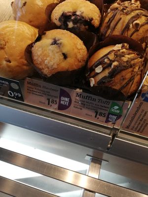 Muffins - laut Verkaufspersonal beide vegan at Junge Die Bäckerei - Rübenkamp in Hamburg