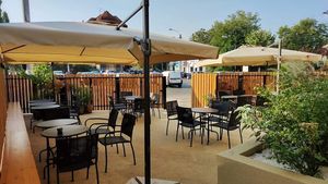 Outdoor seating 2/2 at Cafeneaua Nației in Ploiesti