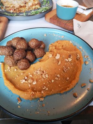 Not everything here is totally vegan, but definitely vegetarian is delicious too. lots of vegan options though 😋😋😋 at Cafeneaua Nației in Ploiesti