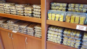 Selanik gevrek on the right and grissini etc on the left. All vegan0 at Bakırköy Unlu Mamülleri in Istanbul