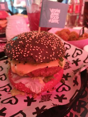 Mc Cruelty free single burger black/ pink bun at Vegan Junk Food Bar - Cologne in Cologne