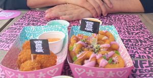 Onion rings and Mac&cheese betterballs at Vegan Junk Food Bar - Cologne in Cologne