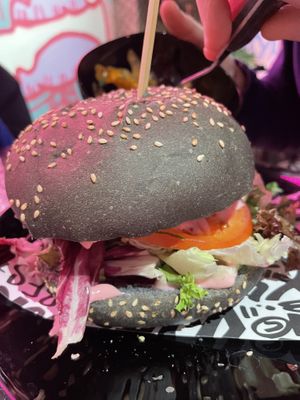 Burge Zik X einer Backvish Patty   at Vegan Junk Food Bar - Cologne in Cologne