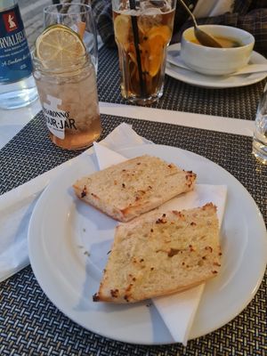 Garlic bread (made with olive oil) at Louro & Salsa in Albufeira