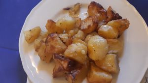 Roast/fried potatoes with oil at Pizza e Baba in Naples