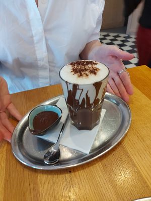 Oat milk hot chocolate at Café Latte Art in Wiesbaden