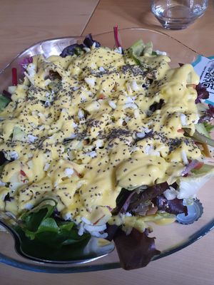 Ensalada de brotes con una salsa que tira a dulce muy rica at Shangri-La in Merida