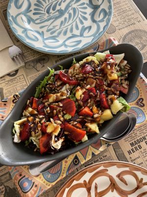 Ensalada con fresas, piña y manzana con pipas, mezcla de lechugas y vinagreta. Muy refrescante.  at Shangri-La in Merida