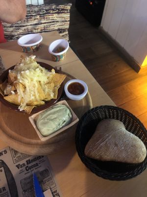 Nachos gratinados con queso vegano, guacamole y tomate picante  at Shangri-La in Merida