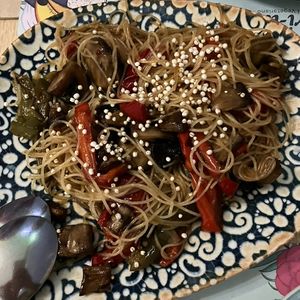 Fideos de arroz salteados con verduras y champiñones  at Shangri-La in Merida