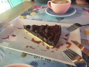 Crujiente de chocolate negro, arándanos y frambuesas at Shangri-La in Merida