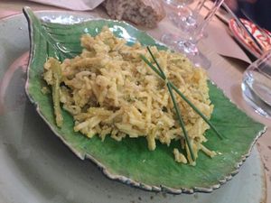 Revuelto con patatas paja, cebolla y calabacín / Scrambled eggs with straw, onion and zucchini potatoes at Shangri-La in Merida