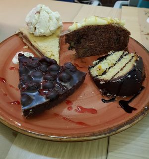 Tartas variadas vegetarianas y veganas / assorted vegan and vegetarian cakes at Shangri-La in Merida