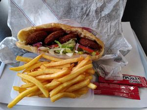 falafel with fries at Resto Helin in Sete