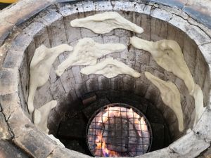 Il tone di Pavia , forno tradizionale georgiano, dove stanno cuocendo le pagnotte di puri at DedasPuri Ristorante Georgiano & Wine Shop in Pavia