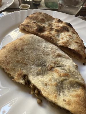 Focaccia con fagioli e focaccia ai funghi  at DedasPuri Ristorante Georgiano & Wine Shop in Pavia