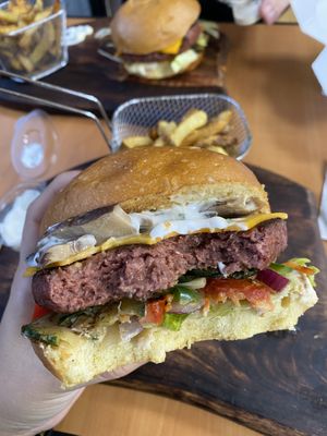 Burger cheezy champignons vegan at V&V House in Marseille