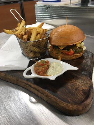 Menu « Veganos », délicieux, qui pourra même bluffer les mangeurs de viande, généreux, pas cher et cerise sur le burger l’accueil est au top 👌  at V&V House in Marseille