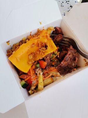 Fries box avec steak nouveaux fermiers fromages végane, oignons frits crudités et poêlée de légumes... Une merveille  at V&V House in Marseille