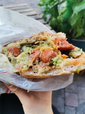 Hot dog guacamole at V&V House in Marseille