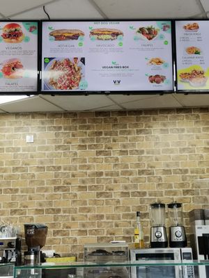 Hits dogs et fries boxes veganes at V&V House in Marseille