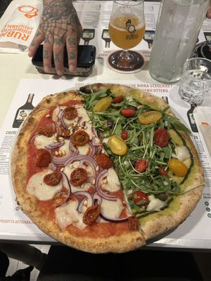 Abbiamo optato per due pizze vegane che ci hanno prontamente diviso, veramente buone con ingredienti di ottima qualità, personale qualificato, veramente consigliato   at Levante Pizza E Birra Rubiu in Cagliari