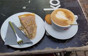 Großer Cappucino mit Hafermilch & veganer Apfel-Quark-Kuchen at Süß & Würzig in Erlangen