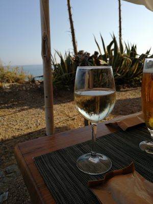 Vinho verde and ocean view at Três Palmeiras in Portimao