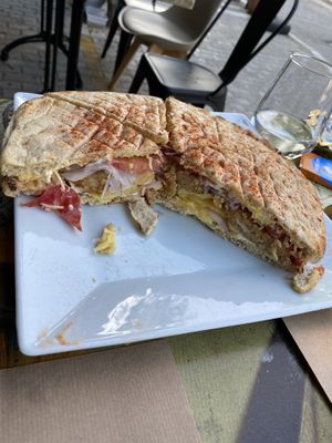 Skepasti at Treis Laloun -Τρεις Λαλούν in Athens