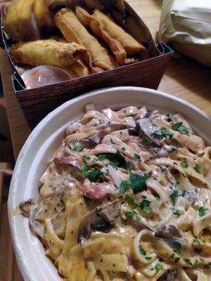 Carbonara and cabbage flutes at Treis Laloun -Τρεις Λαλούν in Athens