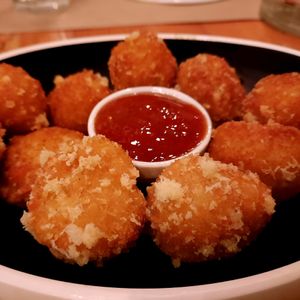 Cheese fritters at Treis Laloun -Τρεις Λαλούν in Athens