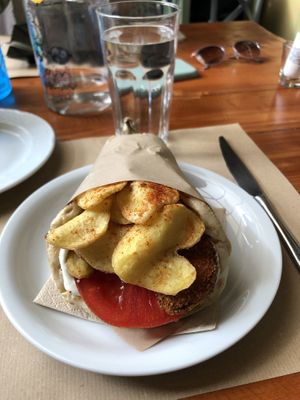 Kleiner Pita-Wrap mit veganen Nuggets  at Treis Laloun -Τρεις Λαλούν in Athens