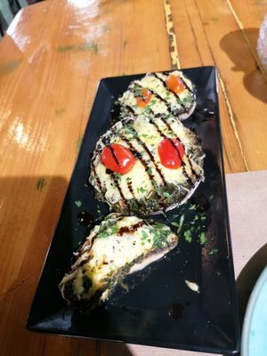 Stuffed mushrooms at Treis Laloun -Τρεις Λαλούν in Athens