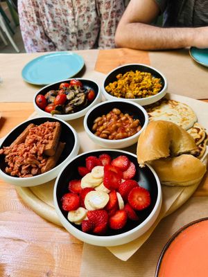  at Treis Laloun -Τρεις Λαλούν in Athens