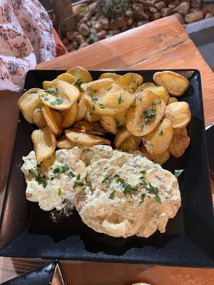  at Treis Laloun -Τρεις Λαλούν in Athens