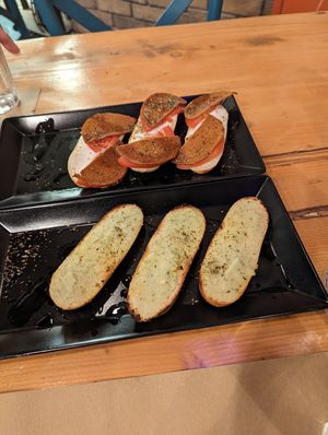 Top: Pepperoni bruscetta. Bottom: Garlic bread at Treis Laloun -Τρεις Λαλούν in Athens