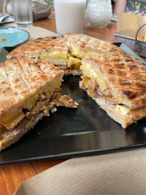 Pita sandwich gyro with no-chicken   at Treis Laloun -Τρεις Λαλούν in Athens