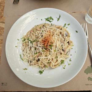 Carbonara (huge portion) at Treis Laloun -Τρεις Λαλούν in Athens