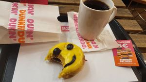 Vegan Mr. Happy Donut at Dunkin' - Arnulf-Klett-Platz in Stuttgart