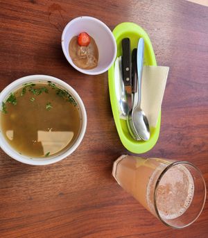 Getränk, Linsensuppe, Puddingdessert at Sanu in Ibarra