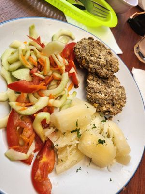 Linsen - Hafer - Patties, Yuca, Salat at Sanu in Ibarra