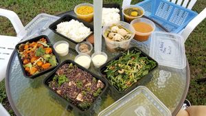 Dinner (Photo by Vegan Olis Chan) at Garden Cafe 新輝茶室 in Outlying Islands