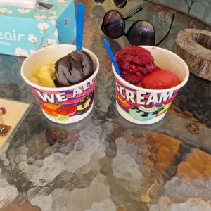 Chocolat vanilla and rasperry & strawberry cup at Manzoni Ice Cream in Phuket