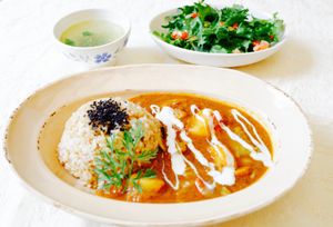 Lunch  Indian curry rice set
It is made from vegetable juice,tomato, coconut milk, apple, and it contains many vegetable!!  at Le Coccole in Osaka