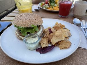 Hambúrguer de tempeh   at Bancha in Portimao